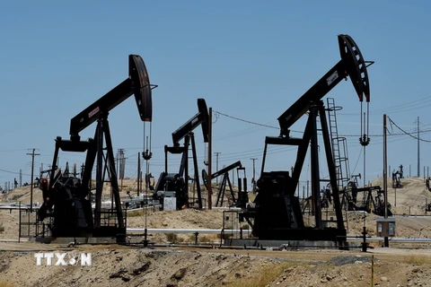 Trạm bơm tại mỏ dầu Kern River ở Bakersfield, California, Mỹ ngày 24/6. (Nguồn: AFP/TTXVN)