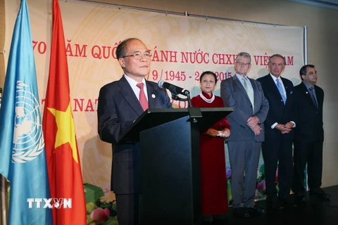 Chủ tịch Quốc hội Nguyễn Sinh Hùng chủ trì buổi chiêu đãi nhân dịp Quốc khánh 2/9. (Ảnh: Nhan Sáng/TTXVN) 