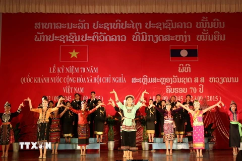 Một tiết mục văn nghệ ca ngợi về quan hệ Việt Nam-Lào tại Lễ míttinh kỷ niệm 70 năm Quốc khánh Việt Nam. (Ảnh: Phạm Kiên​/TTXVN)