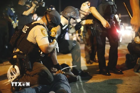 Cảnh sát Mỹ khống chế người biểu tình quá khích. (Nguồn: THX/TTXVN)