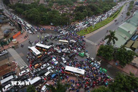 Người dân Hà Nội "đánh vật" với ùn tắc giao thông trong mưa lớn