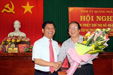 Bí thư Tỉnh ủy, Chủ tịch Ủy ban Nhân dân tỉnh Lê Viết Chữ tặng hoa chúc mừng ông Nguyễn Thanh Quang. (Nguồn: quangngai.gov.vn)