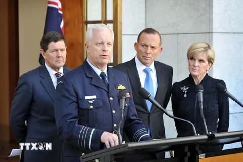 Thủ tướng Tony Abbott (thứ hai, phải), Ngoại trưởng Australia Julie Bishop (phải) và Bộ trưởng Quốc phòng Kevin Andrews (thứ hai, trái) tại cuộc họp báo ở Canberra ngày 9/9. (Nguồn: AFP/TTXVN)