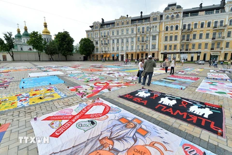 Những chiếc chăn do người nhiễm HIV làm trưng bày tại Quảng trường Thánh Sophia ở Ukraine. (Nguồn: AFP/TTXVN)