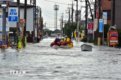 Nhân viên cứu hộ sơ tán người dân khỏi các khu vực ngập lụt sau những trận mưa lớn tại Oyama, tỉnh Tochigi, phía Bắc thủ đô Tokyo ngày 10/9. (Nguồn: AFP/TTXVN)