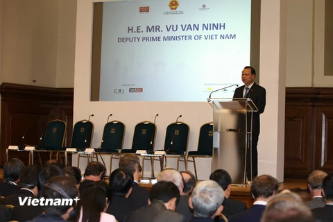 Phó Thủ tướng Vũ Văn Ninh phát biểu tại Diễn đàn Kinh tế Việt Nam ở London. (Ảnh: Lê Phương/Vietnam+)