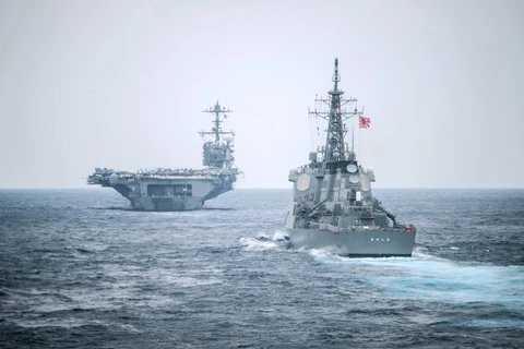 Tàu chiến Nhật Bản và tàu sân bay Mỹ trong một cuộc tập trận chung. (Nguồn: Hải quân Mỹ)