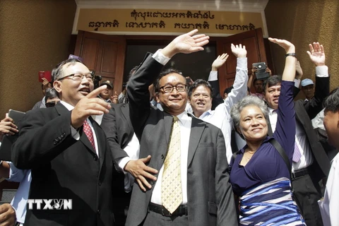 Chủ chủ tịch CNRP Sam Rainsy (giữa) tới tòa án ở Phnom Penh ngày 14/1. (Nguồn: THX/TTXVN)