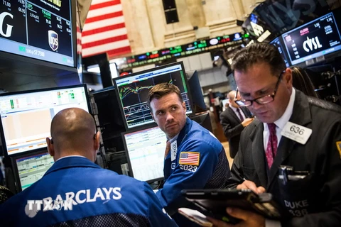 Các nhà đầu tư tại sàn giao dịch chứng khoán ở New York ngày 26/8. (Nguồn; AFP/TTXVN)