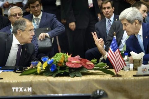 Ngoại trưởng Nga Sergei Lavrov trong cuộc gặp với Người đồng cấp Mỹ John Kerry (phải) bên lề Hội nghị Ngoại trưởng Đông Á tại Kuala Lumpur (Malaysia) ngày 6/8. (Nguồn: AFP/TTXVN)