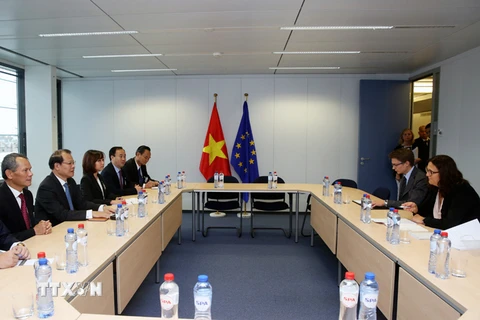 Phó Thủ tướng Vũ Văn Ninh hội đàm với bà Cecilia Malstrom, Đại diện Thương mại của Liên minh châu Âu (EU). (Ảnh: Đỗ Hưng/TTXVN)