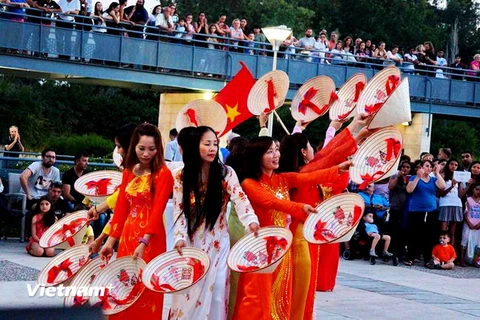 Biểu diễn múa nón Việt Nam tại Cộng hòa Cyprus. (Ảnh: Hương Giang/Vietnam+)