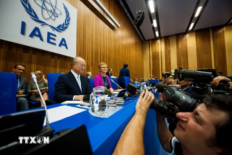 Tổng Giám đốc IAEA Yukiya Amano (phía trước, trái) tại hội nghị ở Vienna, Áo ngày 25/8. (Nguồn: THX/TTXVN) 