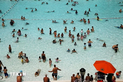 Người dân Mỹ giải nhiệt tại bể bơi Astoria trong thời tiết nắng nóng ngày 17/8. (Nguồn: AFP/TTXVN)