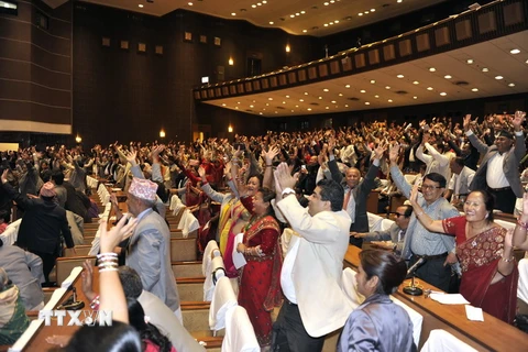 Các nghị sỹ Nepal tại phiên họp sau khi Quốc hội thông qua Hiến pháp mới, ở Kathmandu ngày 16/9. (Nguồn: AFP/TTXVN)