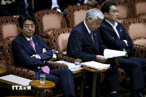 Thủ tướng Nhật Bản Shinzo Abe, Bộ trưởng Quốc phòng Gen Nakatani và Ngoại trưởng Fumio Kishida chờ đợi khai mạc phiên họp Thượng viện ở thủ đô Tokyo ngày 17/9. (Nguồn: Reuter/TTXVN)