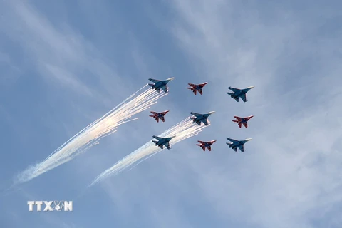 Máy bay chiến đấu Sukhoi Su-27 và Mikoyan MiG-29 tham gia lễ duyệt binh kỷ niệm 70 năm Ngày Chiến thắng ở thủ đô Moskva ngày 9/5. (Nguồn: THX/TTXVN)