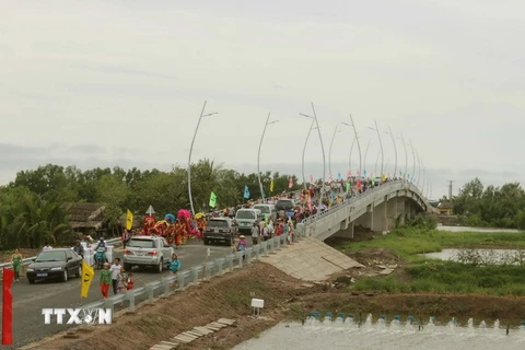 Cầu Chợ Kinh trên Tỉnh lộ 940 trong ngày thông xe. (Ảnh: Chanh Đa/TTXVN)