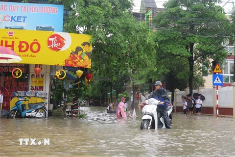 Điểm ngập trên phố Nguyễn Lương Bằng giao cắt với phố Nguyễn Quý Tân. (Ảnh: Mạnh Minh/TTXVN)