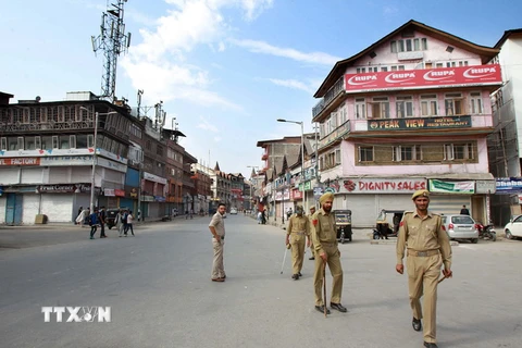 Cảnh sát Ấn Độ làm nhiệm vụ tại Srinagar, Kashmir ngày 20/9. (Nguồn: THX/TTXVN) 