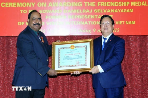 Chủ tịch Liên hiệp các tổ chức hữu nghị Việt Nam Vũ Xuân Hồng trao Huy chương hữu nghị cho ông Edward Danielraj Selvanayagam. (Ảnh: An Đăng/TTXVN)