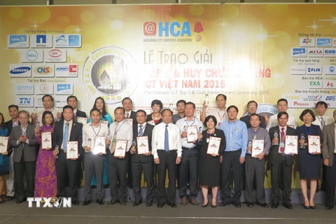 Phó Chủ tịch Ủy ban Nhân dân Tất Thành Cang trao giải Top 5 và Huy chương Vàng ICT Việt Nam cho các doanh nghiệp. (Ảnh: Hoàng Hải/TTXVN)