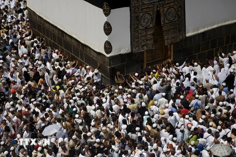 Các tín đồ Hồi giáo hành lễ tại Nhà thờ Lớn ở thánh địa Mecca ngày 20/9. (Nguồn: AFP/TTXVN)