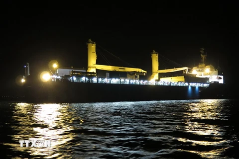 Tàu vận tải hạng nặng Rolldock Star chở chiếc tàu ngầm lớp Kilo Hải Phòng đã về đến vịnh Cam Ranh (Khánh Hòa). (Ảnh: Tiên Minh/TTXVN)