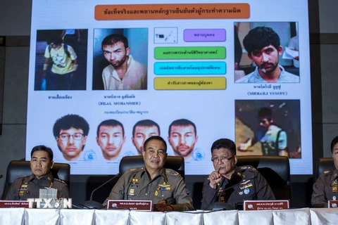 Cảnh sát trưởng quốc gia Thái Lan Somyot Pumpanmuang (giữa) trong cuộc họp báo về thủ phạm vụ đánh bom ở Bangkok ngày 28/9. (Nguồn: Reuter/TTXVN)