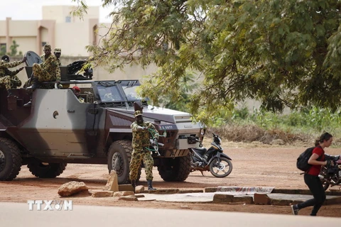 Lực lượng cảnh vệ của Tổng thống gác tại khu vực khách sạn Laico ở Ouagadougou ngày 20/9. (Nguồn: Reuter/TTXVN)