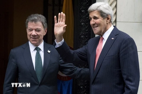 Ngoại trưởng Mỹ John Kerry (phải) có cuộc gặp với Tổng thống Colombia Juan Manuel Santos đang trong chuyến thăm Mỹ. (Nguồn: Reuters/TTXVN)