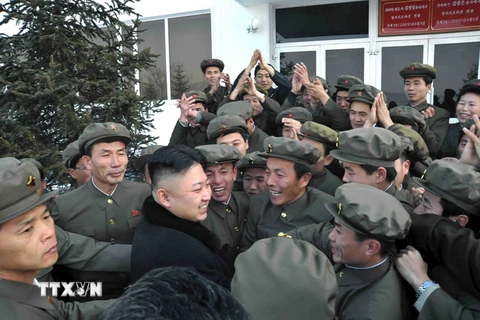 Nhà lãnh đạo Triều Tiên Kim Jong-Un (giữa) vui mừng sau khi vệ tinh Unha-3 được phóng thành công vào quỹ đạo tháng 12/2012. (Nguồn: Reuters/TTXVN)
