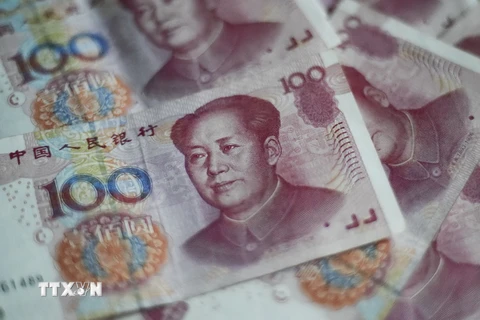 Đồng tiền giấy mệnh giá 100 nhân dân tệ (15.5 USD) tại Bắc Kinh ngày 25/8. (Nguồn: AFP/TTXVN)