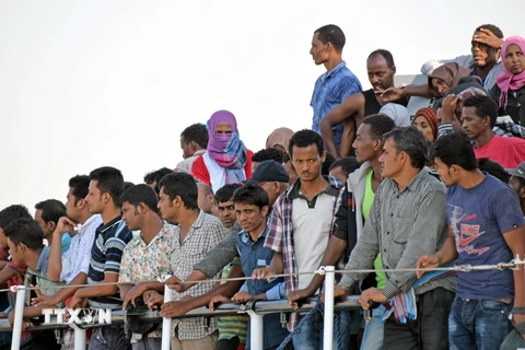 Những người di cư sau khi được cứu và đưa về cảng Pozzallo, Italy. (Nguồn: AFP/TTXVN)