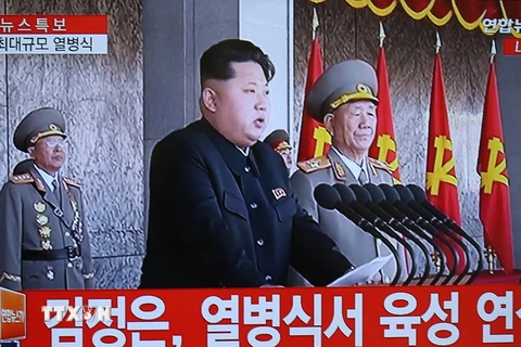 Nhà lãnh đạo Triều Tiên Kim Jong-Un (trái, hàng trên) chủ trì lễ kỷ niệm. (Nguồn: YONHAP/TTXVN)