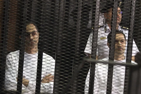 Hai con trai của cựu Tổng thống Hosni Mubarak là Alaa Mubarak và Gamal Mubarak. (Nguồn: AP)
