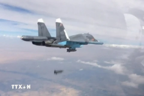 Máy bay chiến đấu Su-34 của Nga thả bom oanh tạc các mục tiêu IS tại Syria. (Nguồn: Reuters/TTXVN)