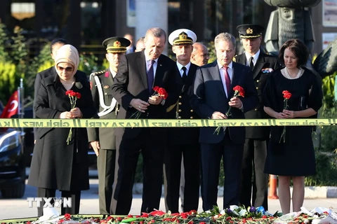 Tổng thống Thổ Nhĩ Kỳ Tayyip Erdogan (thứ 3 trái) và Tổng thống Phần Lan Sauli Niinisto (thứ 3 phải) cùng phu nhân đặt hoa tưởng niệm các nạn nhân vụ đánh bom tại ga tàu hỏa ở Ankara. (Nguồn: AFP/TTXVN)