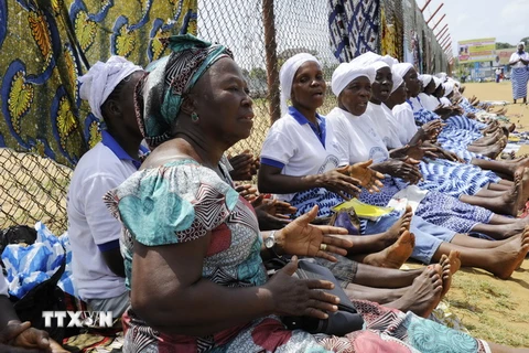 Các thành viên Phụ nữ trong mạng lưới xây dựng hòa bình ( WIPNET) ca hát tại thủ đô Monrovia, sau khi WHO tuyên bố Liberia hết dịch Ebola. (Nguồn: AFP/TTXVN)