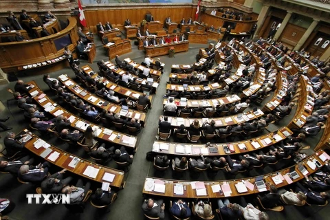 Các nghị sỹ trong ngày họp cuối cùng của phiên họp Quốc hội tại Bern, Thụy Sĩ ngày 25/9. (Nguồn: Reuters/TTXVN)