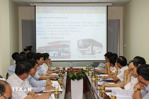 Lãnh đạo tỉnh Đồng Nai họp bàn phương án triển khai dự án thay mới xe buýt sử dụng nhiên liệu CNG. (Ảnh: Sỹ Tuyên/TTXVN)