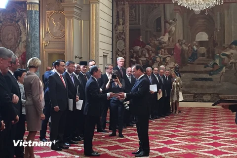 Đại sứ Nguyễn Ngọc Sơn đã trình Quốc thư lên Đồng Công vương Andorra, ông François Hollande, Tổng thống Pháp. (Ảnh: Bích Hà/Vietnam+)