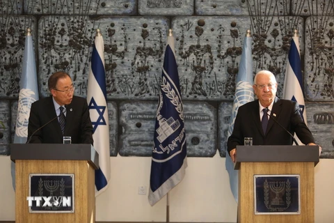 Tổng Thư ký Liên hợp quốc Ban Ki-Moon (trái) đã có cuộc gặp với Tổng thống Israel Reuven Rivlin (phải). (Nguồn: THX/TTXVN)
