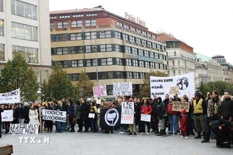 Cuộc míttinh ủng hộ người nhập cư tại Prague chiều 17/10. (Ảnh: Quang Vinh​/TTXVN)