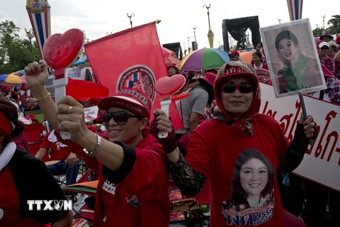 Phe Áo Đỏ tuần hành ủng hộ Thủ tướng Yingluck Shinawatra ở Bangkok hồi năm 2014. (Nguồn: AFP/TTXVN)