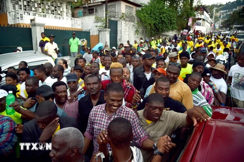 Ứng cử viên Jude Celestin (áo kẻ) tại một chiến dịch vận động tranh cử ở Port-au-Prince, Haiti ngày 22/10. (Nguồn: THX/TTXVN)