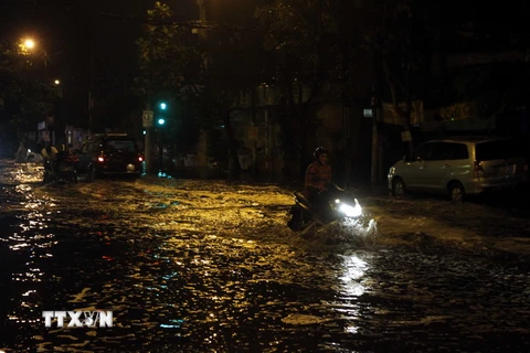 Tuyến đường 26, quận 6, Thành phố Hồ Chí Minh ngập úng bởi mưa và nước triều cường. (Ảnh: Hoàng Hải/TTXVN)