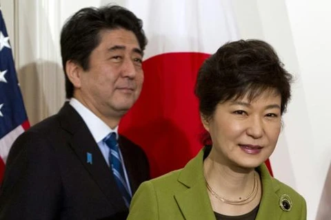 Tổng thống Park Geun-hye và Thủ tướng Shinzo Abe. (Nguồn: AFP)