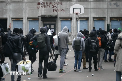 Những người tị nạn rời khu vực trường học ở thủ đô Paris, Pháp ngày 23/10. (Nguồn: AFP/TTXVN)