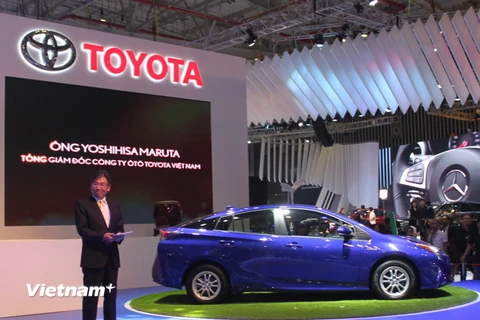 Ông Yoshihisa Maruta giới thiệu các mẫu xe tại triển lãm. (Ảnh: Hà Huy Hiệp/Vietnam+)